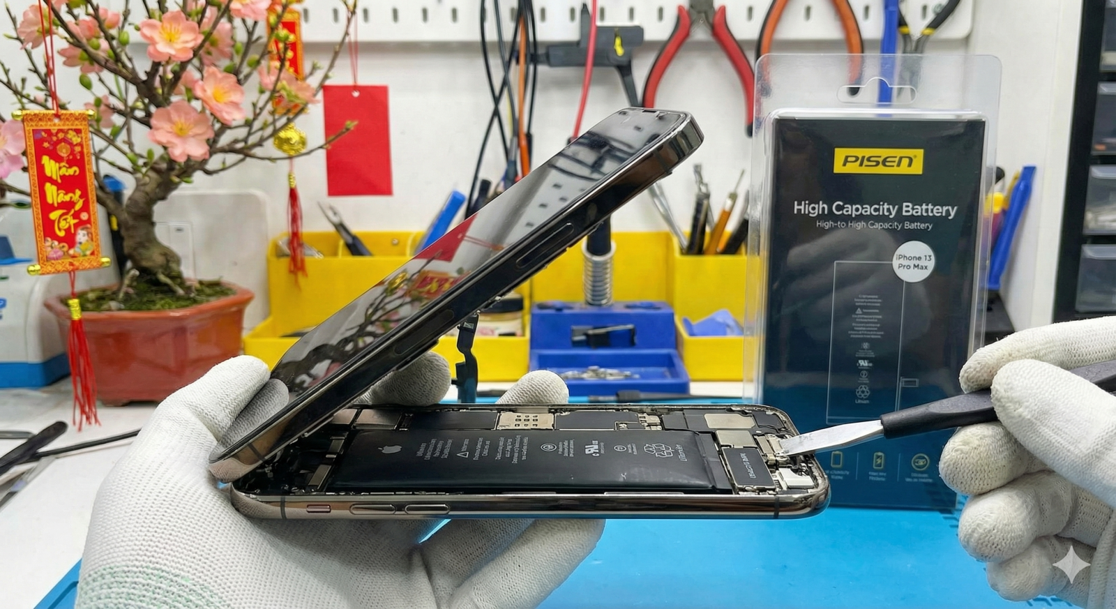 Dấu hiệu nhận biết cần thay pin iPhone bị phồng và quy trình thay thế pin mới tại Tiến Nguyễn Mobile